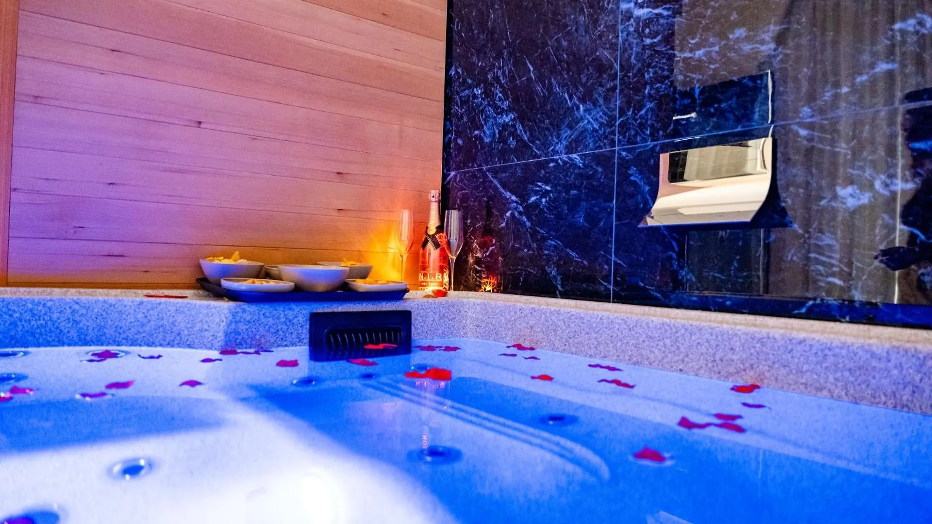 Pama Luxury Suite & Spa Naples 0*,